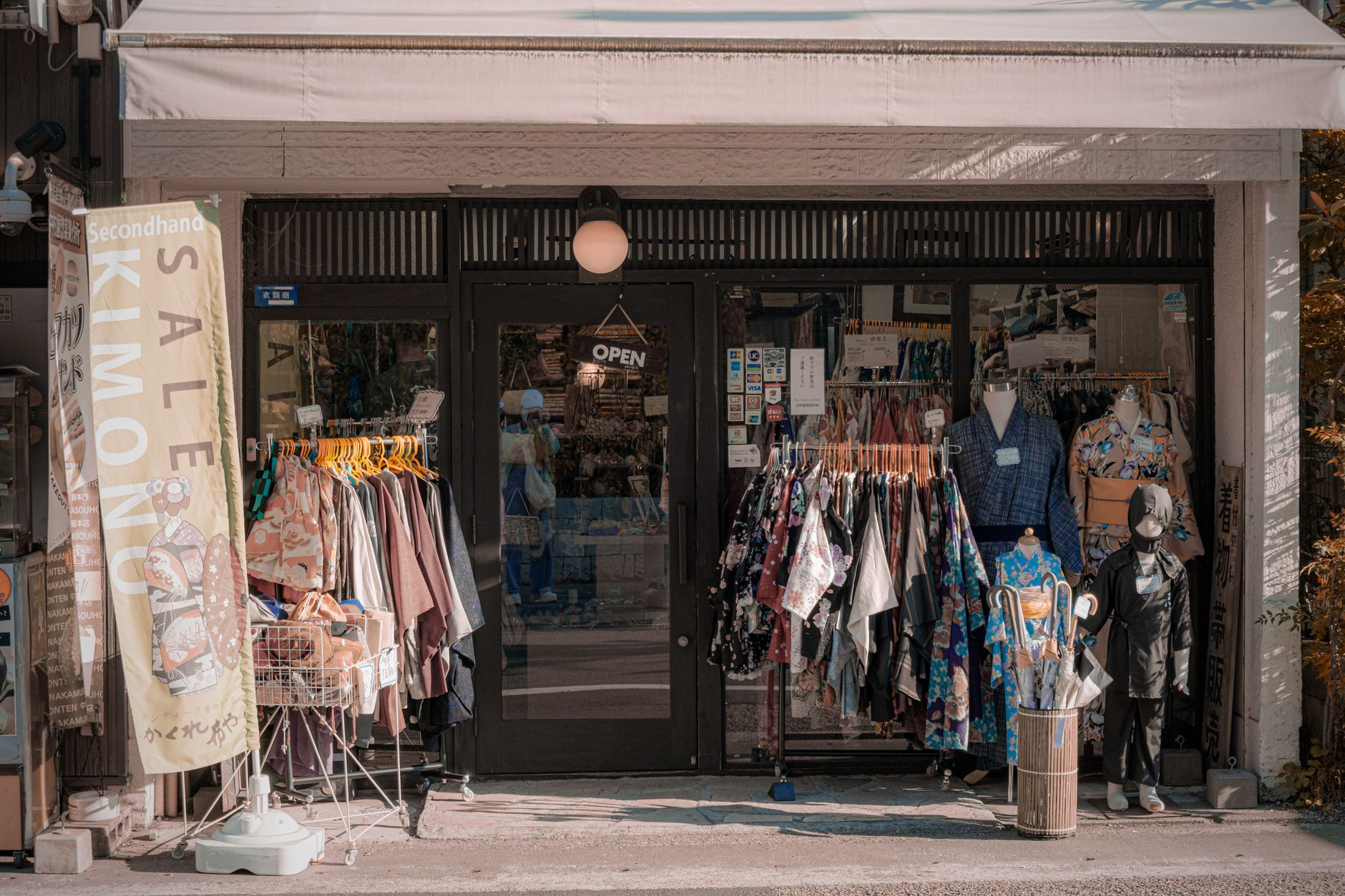 secondhand sportswear shop