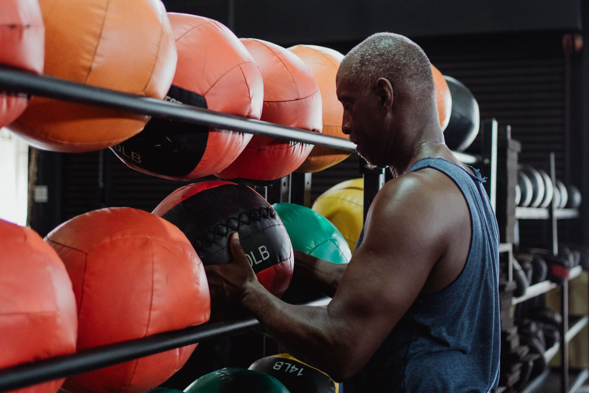 person choosing gym Switzerland